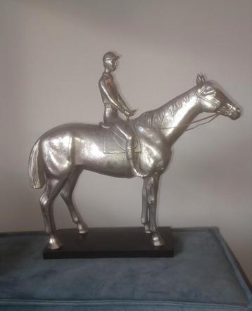 Groot beeld Jockey op paard Sulky vintage decoratief  beschikbaar voor biedingen