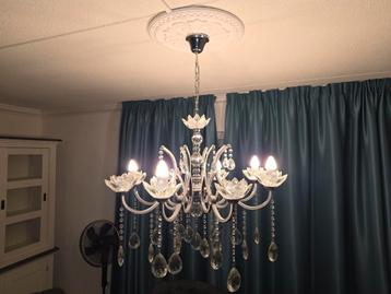 kristallen kroonluchter met meerdere armen en een verchroomd beschikbaar voor biedingen