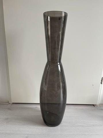 Hoge vaas 82,5 cm zwart rookglas beschikbaar voor biedingen