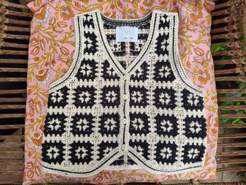 Als nieuw: gehaakt vestje / gilet / hesje Zara maat 130 beschikbaar voor biedingen