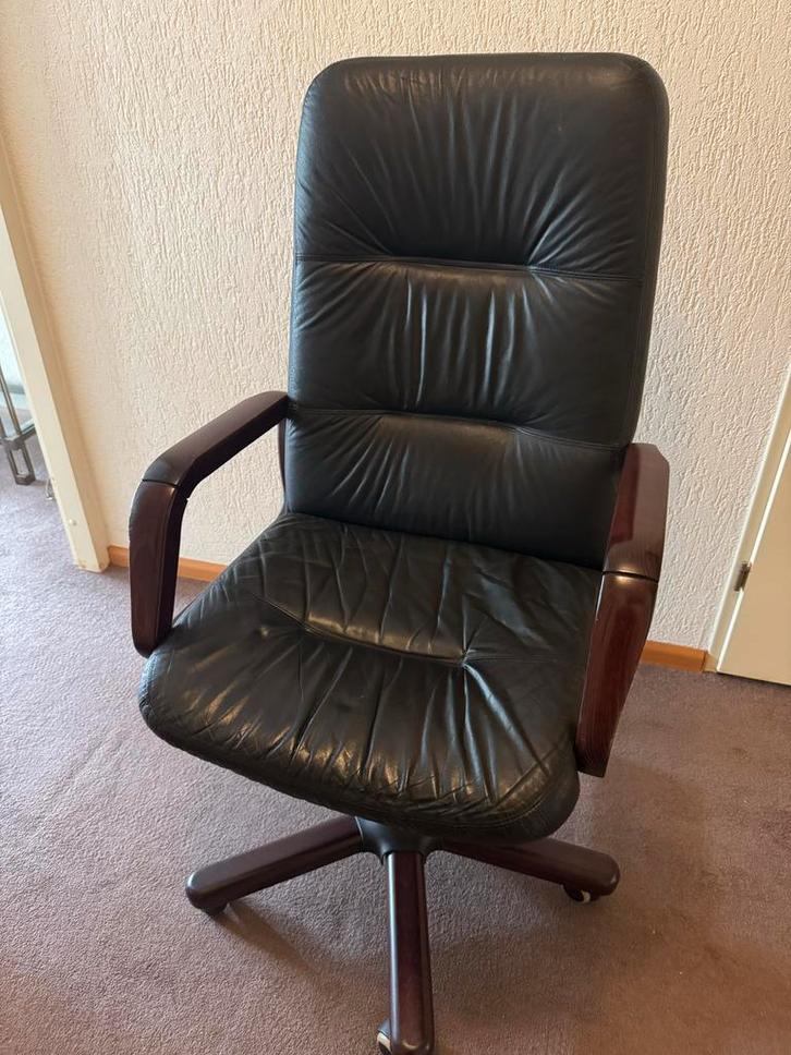 Houten bureaustoel met lederen bekleding, Huis en Inrichting, Bureaustoelen, Gebruikt, Bureaustoel, Zwart, Ophalen