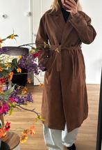 Lange suède jas van Studio AR - Stijlvol en tijdloos!, Kleding | Dames, Jassen | Winter, Bruin, Nieuw, Ophalen of Verzenden, Maat 36 (S)