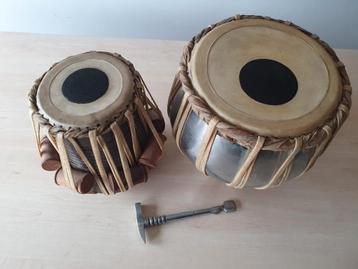 Tabla set met hamer beschikbaar voor biedingen