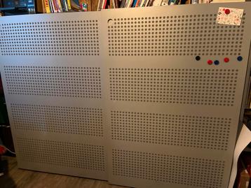 Metalen archiefkast met akoestische deuren beschikbaar voor biedingen