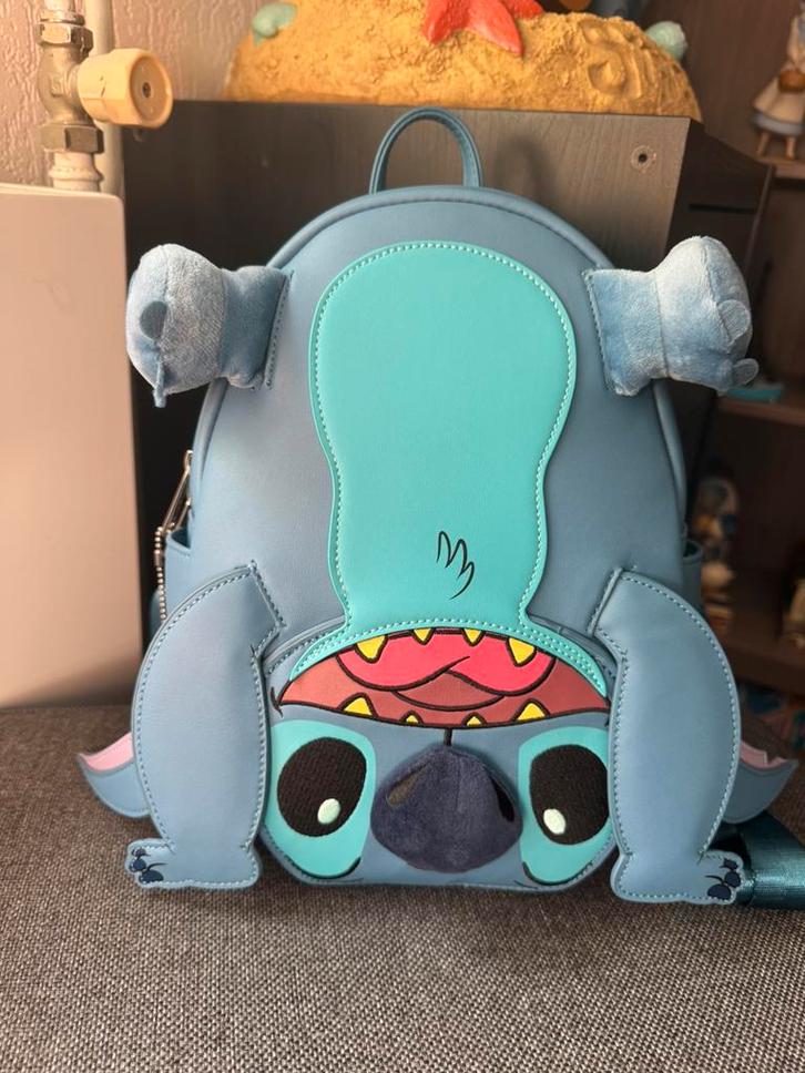 Disney stitch op zn kop  loungefly tas, Kinderen en Baby's, Speelgoed | Hobbelfiguren, Zo goed als nieuw, Ophalen of Verzenden