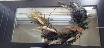 Grote opgemaakte ring met kunstbloemen beschikbaar voor biedingen