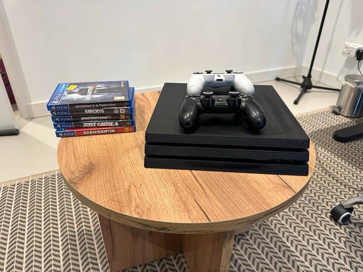 PS4 Pro 1TB + 2 Controllers + 3 Games, Spelcomputers en Games, Spelcomputers | Sony PlayStation 4, Gebruikt, Pro, 1 TB, Met 2 controllers