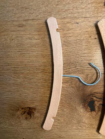 Kleding hangertjes (baby/kleuter maat) beschikbaar voor biedingen