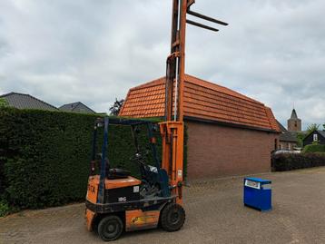 Toyota Heftruck triplo mast en ladder beschikbaar voor biedingen