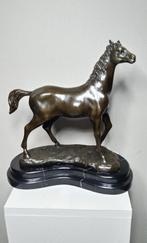 Paard in brons  op marmeren voet., Ophalen