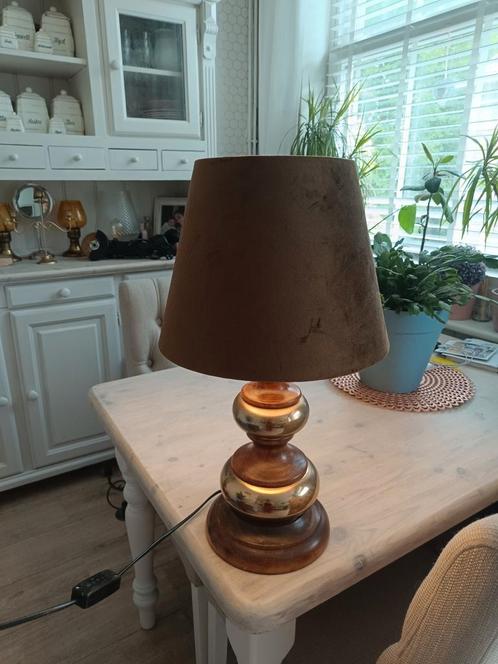Mooie vintage tafellamp, eiken met messing, Huis en Inrichting, Lampen | Tafellampen, Zo goed als nieuw, 50 tot 75 cm, Hout, Metaal