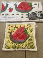 Nieuwe set aardbeienslak: theedoek en pannenlap Taylor & NG, Ophalen of Verzenden, Nieuw, Overige kleuren, Theedoek of Handdoek