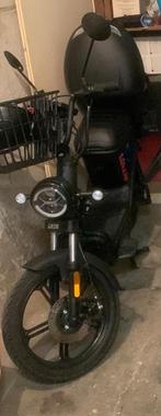 Bijna nieuwe elektrische scooter met kofferbak en helm, Fietsen en Brommers, Ophalen of Verzenden, Zo goed als nieuw, Elektrisch