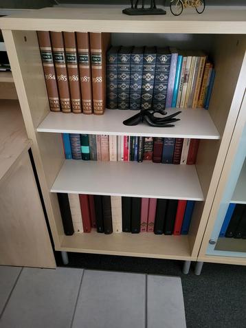Boekenkasten, 1x met glazen deurtjes beschikbaar voor biedingen