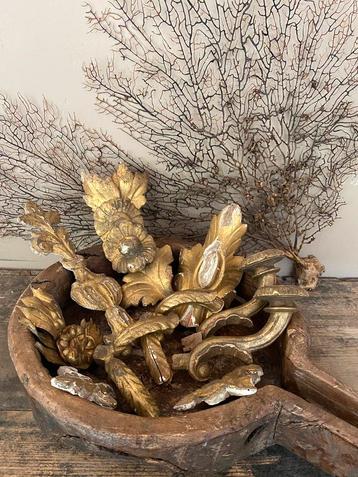 Een collectie antiek franse verguld hout ornamenten. beschikbaar voor biedingen