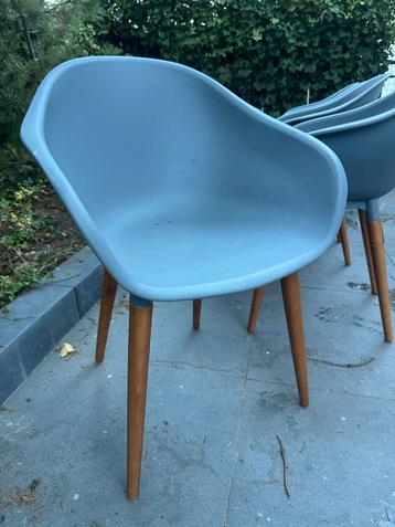 8 Moderne grijze kuipstoelen met houten poten beschikbaar voor biedingen