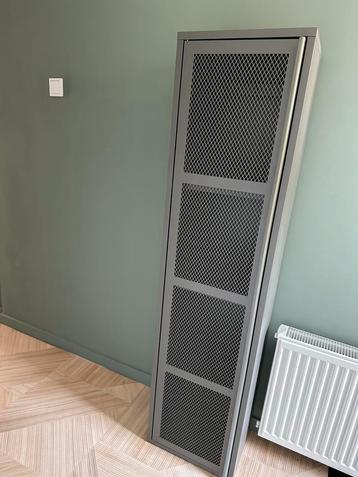 Lockerkast grijs.