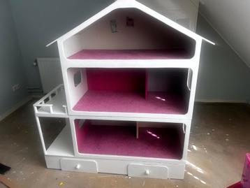 DEEL 1: Groot Poppenhuis met Accessoires en Poppen beschikbaar voor biedingen
