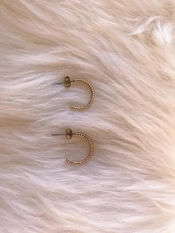 NIEUW kleine gouden oorbellen ringen beschikbaar voor biedingen