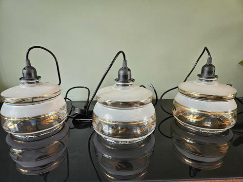 Set van 3 vintage glazen hanglampen met gouden details, Antiek en Kunst, Antiek | Lampen, Ophalen of Verzenden