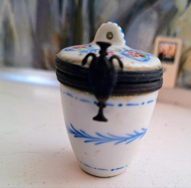 Antiek Porseleinen Pillendoosje, Antiek en Kunst, Antiek | Keramiek en Aardewerk, Ophalen of Verzenden