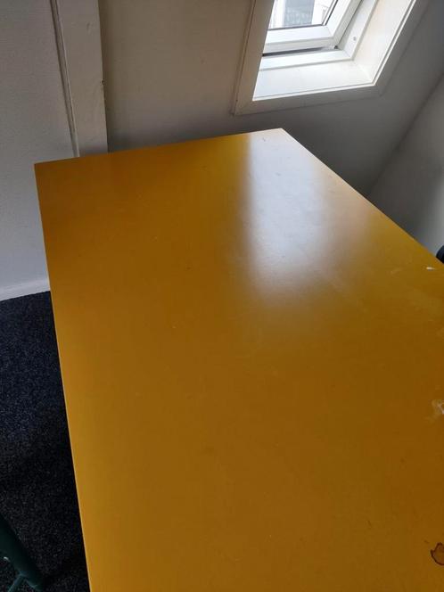 Vrolijk geel buro , verstelbaar . Gratis evt met burostoel, Huis en Inrichting, Bureaus, Zo goed als nieuw, Ophalen