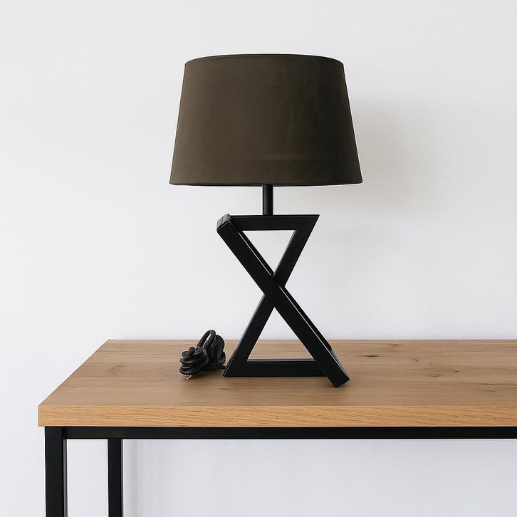 Tafellamp van staal met luxe uitstraling voor op tafeltje, Huis en Inrichting, Lampen | Tafellampen, Zo goed als nieuw, Minder dan 50 cm