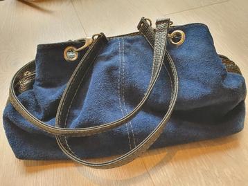 Compacte blauwe suèdelook schoudertas beschikbaar voor biedingen