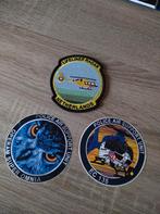 Set van 1 badge en 2 stickers, Ophalen of Verzenden