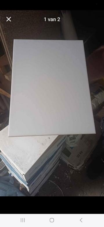 Witte tegel  beschikbaar voor biedingen