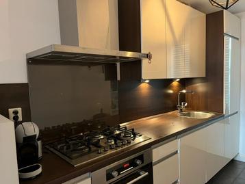Hoogglans witte keuken beschikbaar voor biedingen