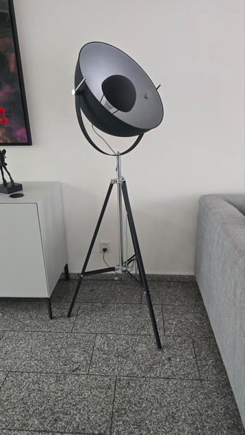Staande lamp , driepoot metaal, zilveren lampenkap, RGB lamp beschikbaar voor biedingen