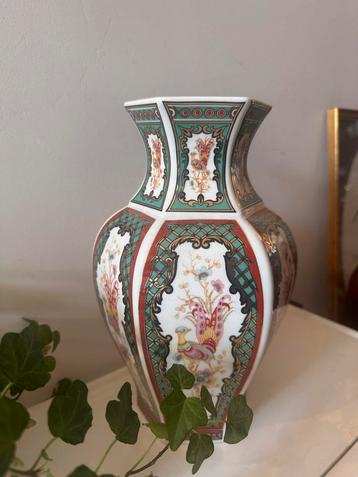 Japanse vintage vaas beschikbaar voor biedingen