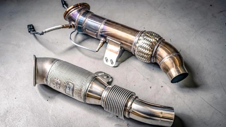 Akrapovic Catted Downpipe - BMW 1-serie F20 M140i 18-19, Auto diversen, Tuning en Styling, Ophalen of Verzenden