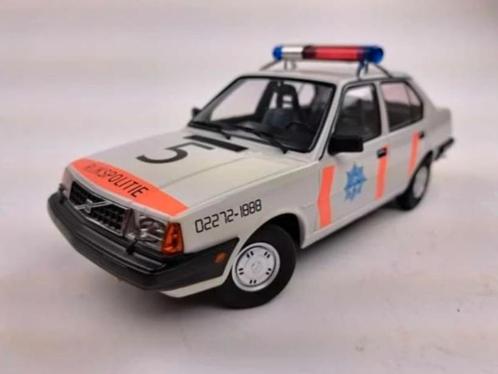1:18  AANBIEDING! Volvo 340 Rijkspolitie 1987 Triple9 NIEUW, Hobby en Vrije tijd, Modelauto's | 1:18, Nieuw, Auto, Overige merken