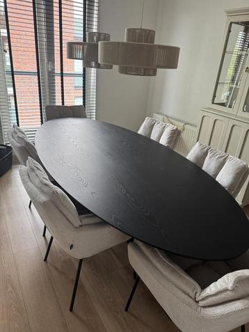 Zwarte eettafel