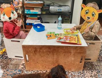 Vintage jaren ‘70 kindertafel met 2 stoeltjes beschikbaar voor biedingen