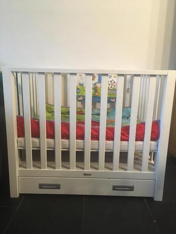 Babybox met lade, matras & kleed beschikbaar voor biedingen