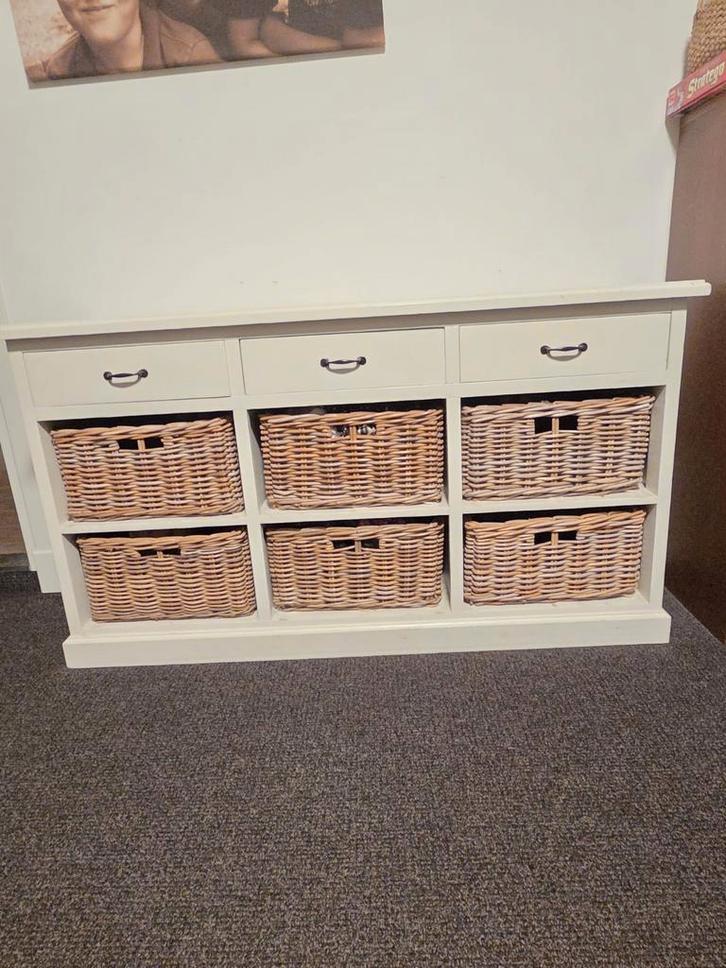 Landelijke dressoir met rieten manden, Huis en Inrichting, Kasten | Dressoirs, Gebruikt, 100 tot 150 cm, 25 tot 50 cm, Met lade(s)