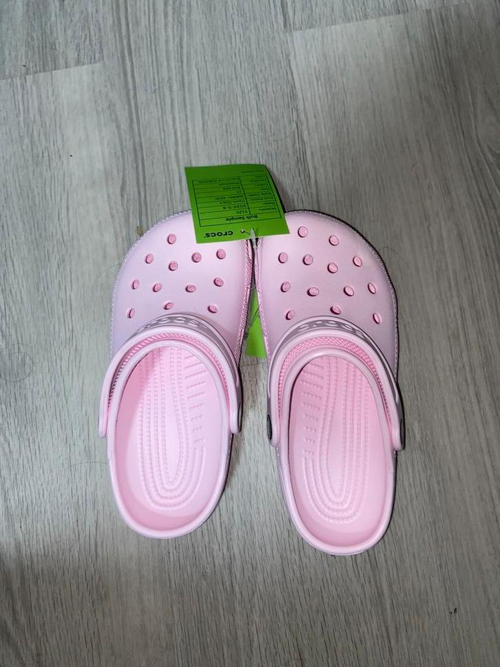 Crocs Classic Clog K (Pink Milk) - J2 nooit gebruikt, Kinderen en Baby's, Babykleding | Schoentjes en Sokjes, Nieuw, Jongetje of Meisje