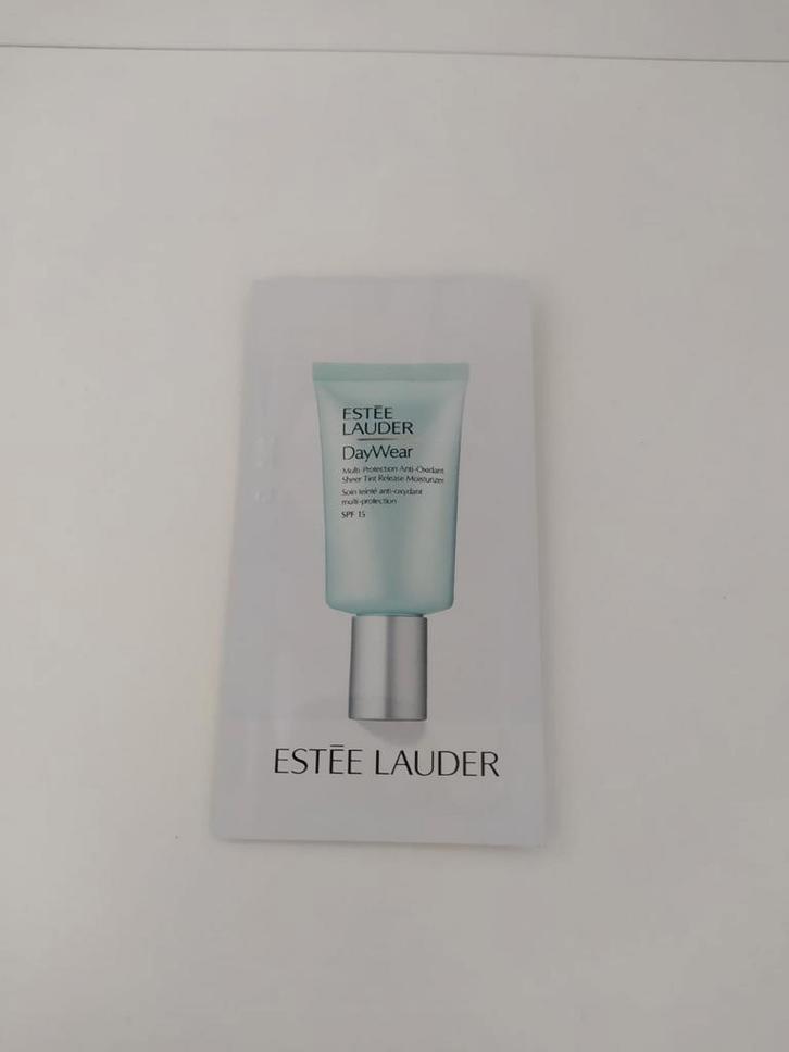 Nieuw Estee Lauder Daywear Moisturizer 1,5 ml sample, Sieraden, Tassen en Uiterlijk, Uiterlijk | Gezichtsverzorging, Nieuw, Gehele gezicht