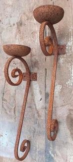 2 roestige smeedijzeren wandkandelaars., Antiek en Kunst, Ophalen of Verzenden, Koper of Brons