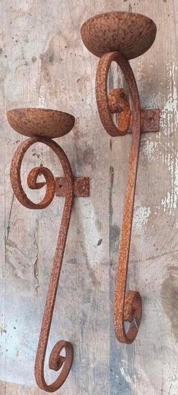 2 roestige smeedijzeren wandkandelaars., Antiek en Kunst, Antiek | Kandelaars, Koper of Brons, Ophalen of Verzenden