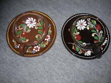 Soepkop met schotel; 1 x bruin en 1 x zwart van kleur. beschikbaar voor biedingen