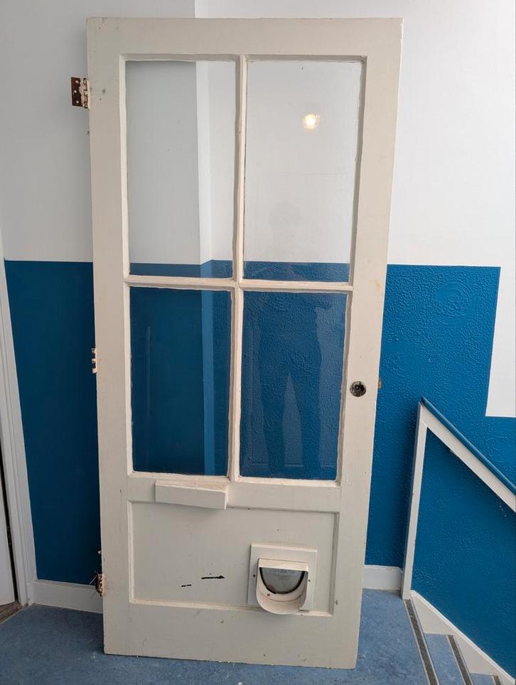 Houten deur met glas in kruisverdeling en kattenluik, Doe-het-zelf en Verbouw, Deuren en Horren, Gebruikt, Binnendeur, 200 tot 215 cm