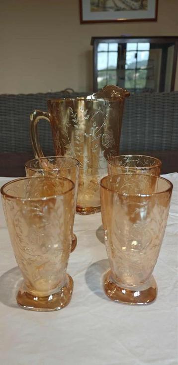set in geperst glas karaf + 4 bekers Jeannette glass beschikbaar voor biedingen