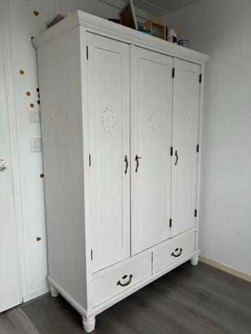 Mooie Brocante Witte Linnenkast met Hangdeel & Lades beschikbaar voor biedingen