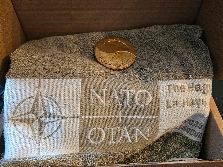 NAVO Top Den Haag 2025 Handdoek & Coin, Verzamelen, Militaria | Algemeen, Nederland, Ophalen of Verzenden