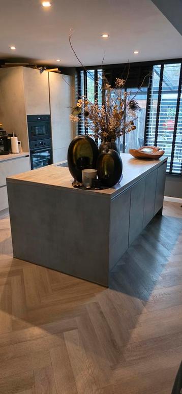 MOET WEG! KEUKEN MET EILAND, BETONGRIJS EN HOUTLOOK BLAD beschikbaar voor biedingen