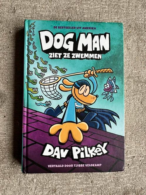Dav Pilkey - Dog Man ziet ze zwemmen, Boeken, Kinderboeken | Jeugd | onder 10 jaar, Zo goed als nieuw, Ophalen of Verzenden